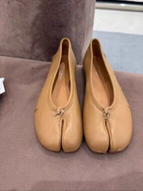 Maison Margiela Tabi Split-Toe Ballet Flats | Size 36 (US 6) | Tan Leather